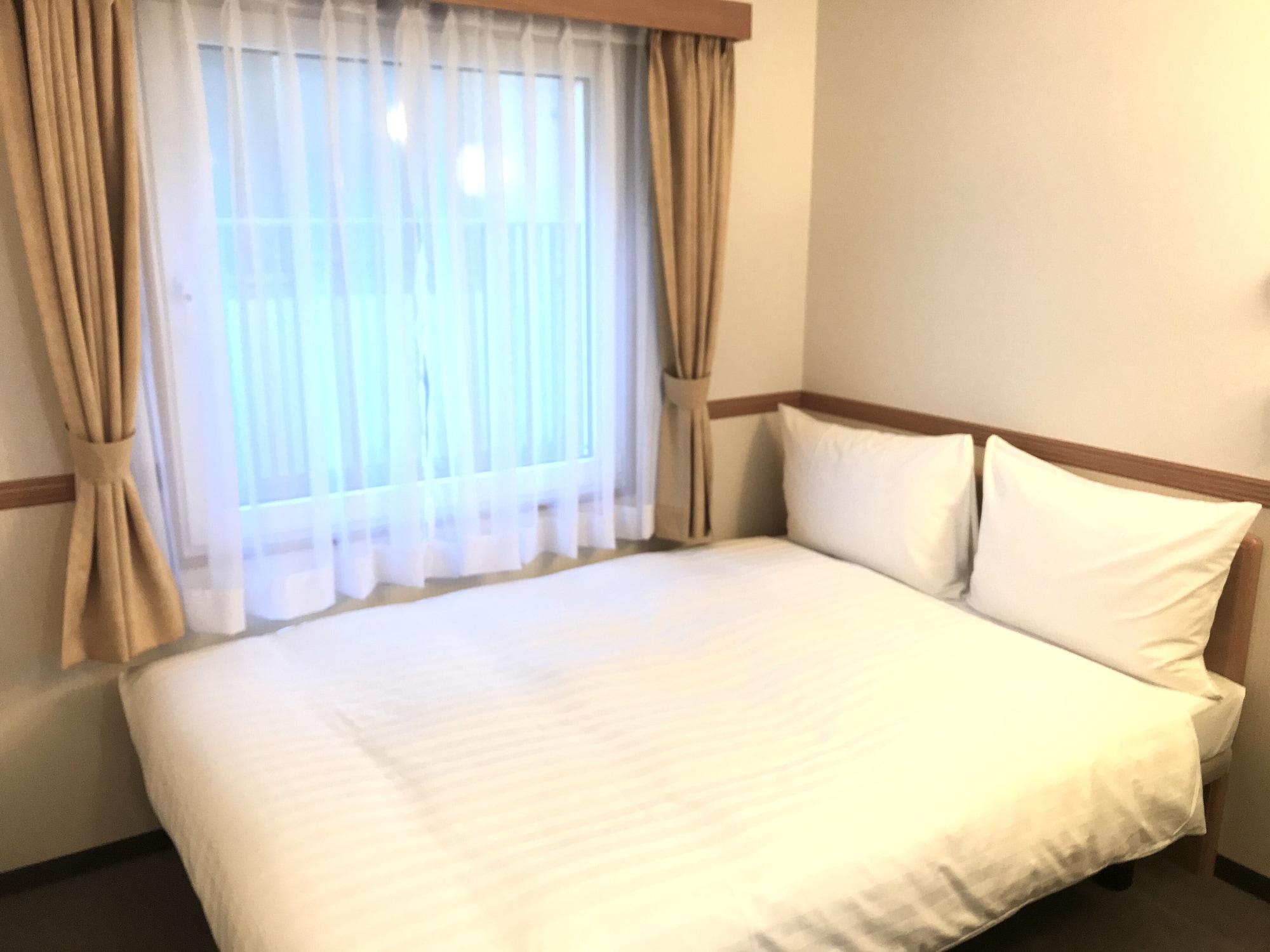 Toyoko Inn Yokohama Tsurumi Eki Higashi Guchi Exterior foto