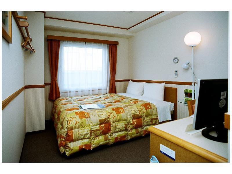 Toyoko Inn Yokohama Tsurumi Eki Higashi Guchi Exterior foto